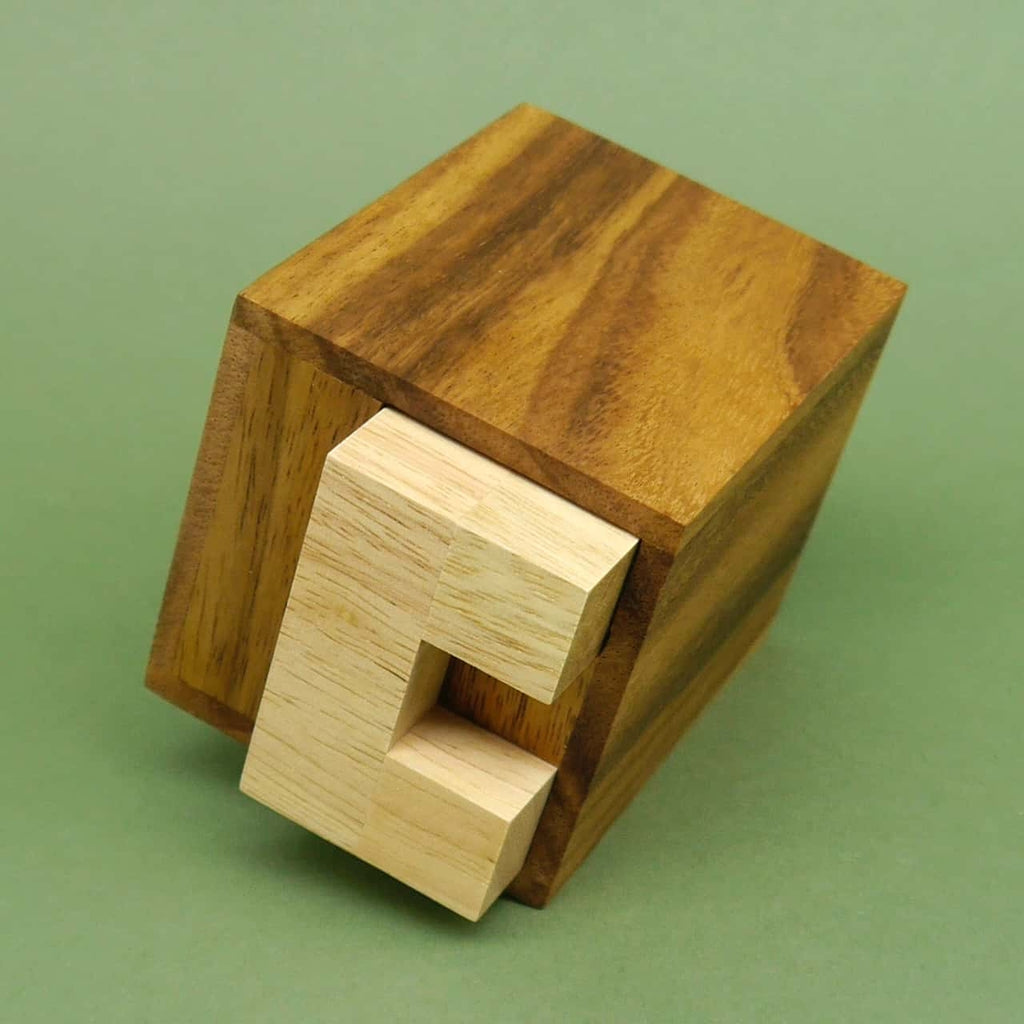 Hölzerne Würfelbox mit halb eingestecktem C-förmigem Teil – ein kniffliges Denkspiel aus Holz.