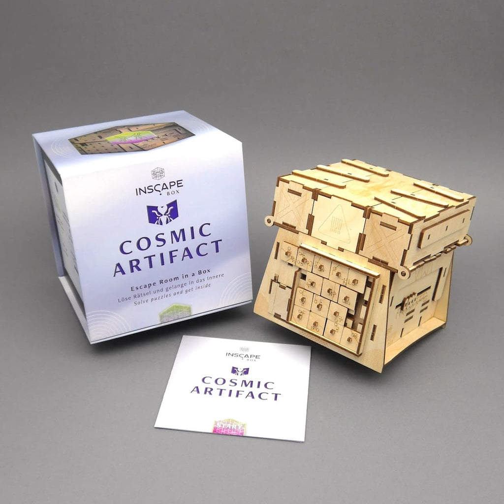 Cosmic Artifact Denkspiel: Holz-Knobelbox mit Verpackung und Anleitung, rätselhafte Schatzkiste auf grauem Hintergrund.