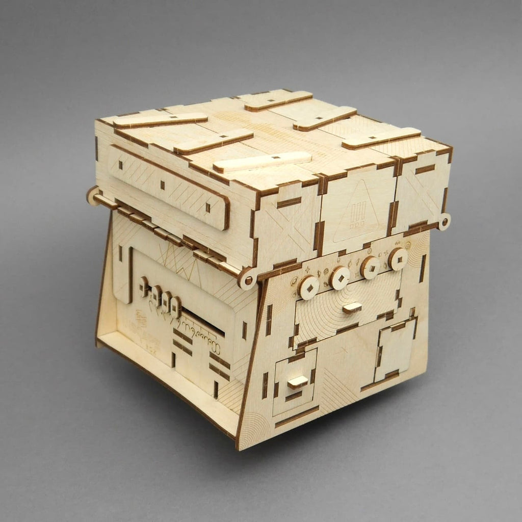 Cosmic Artifact Geduldsspiel: detailreiche Holz-Puzzlebox mit Knöpfen und Schiebeteilen auf neutralem Hintergrund.