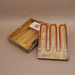 Offene Holzkiste mit einem Cribbage-Brettspiel, Spielkarten und bunten Spielstiften – ideal für gemütliche Familienspiele