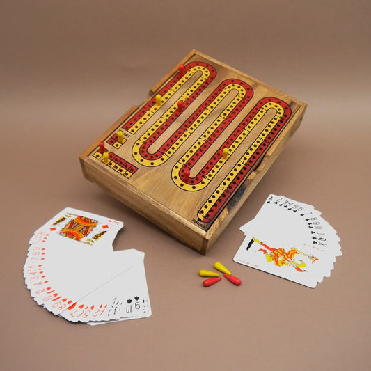 Cribbage-Spiel mit aufgefächerten Kartenspielen, farbigen Spielstiften und robustem Holzbrett – ein unterhaltsames Denkspiel für Kinder und Erwachsene.