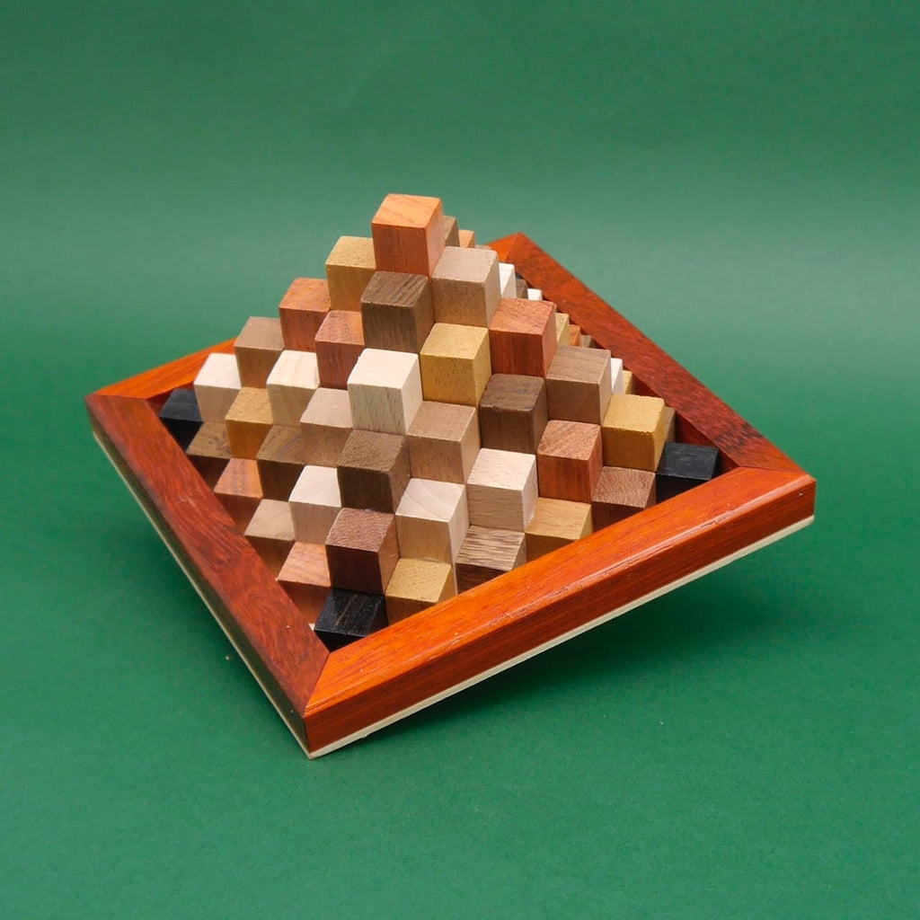 Holzpuzzle in Form einer Pyramide aus unterschiedlich farbigen Holzwürfeln, sauber in einem quadratischen Rahmen aufgebaut.