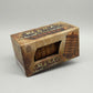Holzpuzzle: dekorative Produktverpackung mit Sichtfenster im Vintage-Look