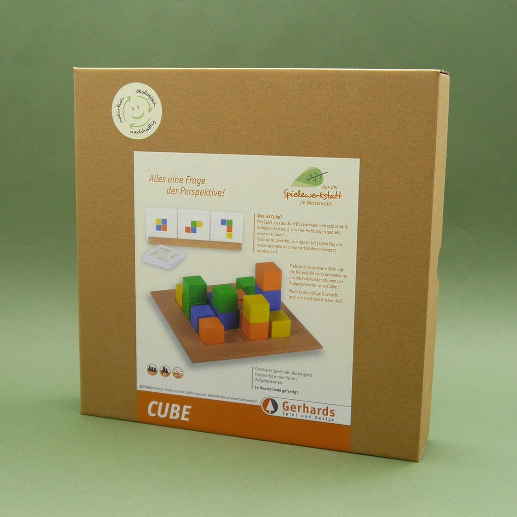 CUBE Brettspiel: Vorderseite der Verpackung mit Holzbrett und farbigen Würfeln, nachhaltig gefertigt.