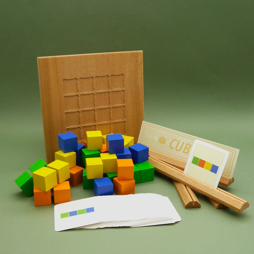 Knobelspiel CUBE: Holzbrett mit Raster, viele bunte Würfel, Karten und Ablageleiste als Set.