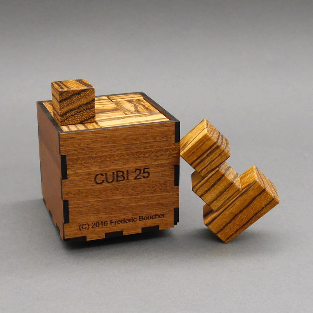 Cubi 25 Holzpuzzle als Knobelbox, geschlossene Holzkiste mit aufgesetztem Würfel und Puzzle-Elementen daneben