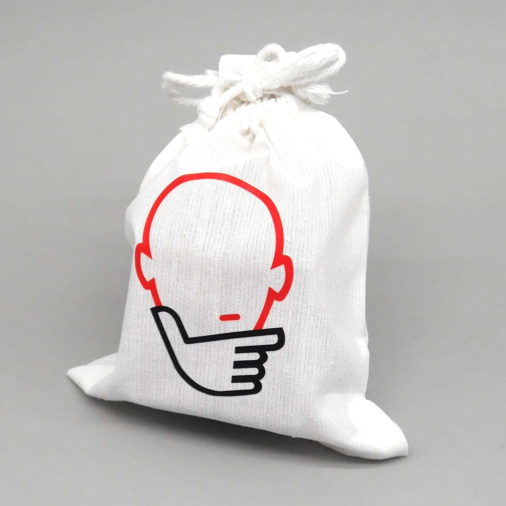 Weißer Stoffbeutel mit Kordelzug und stilisiertem roten Kopf-Icon – verpacktes Braingame-Holzpuzzle.