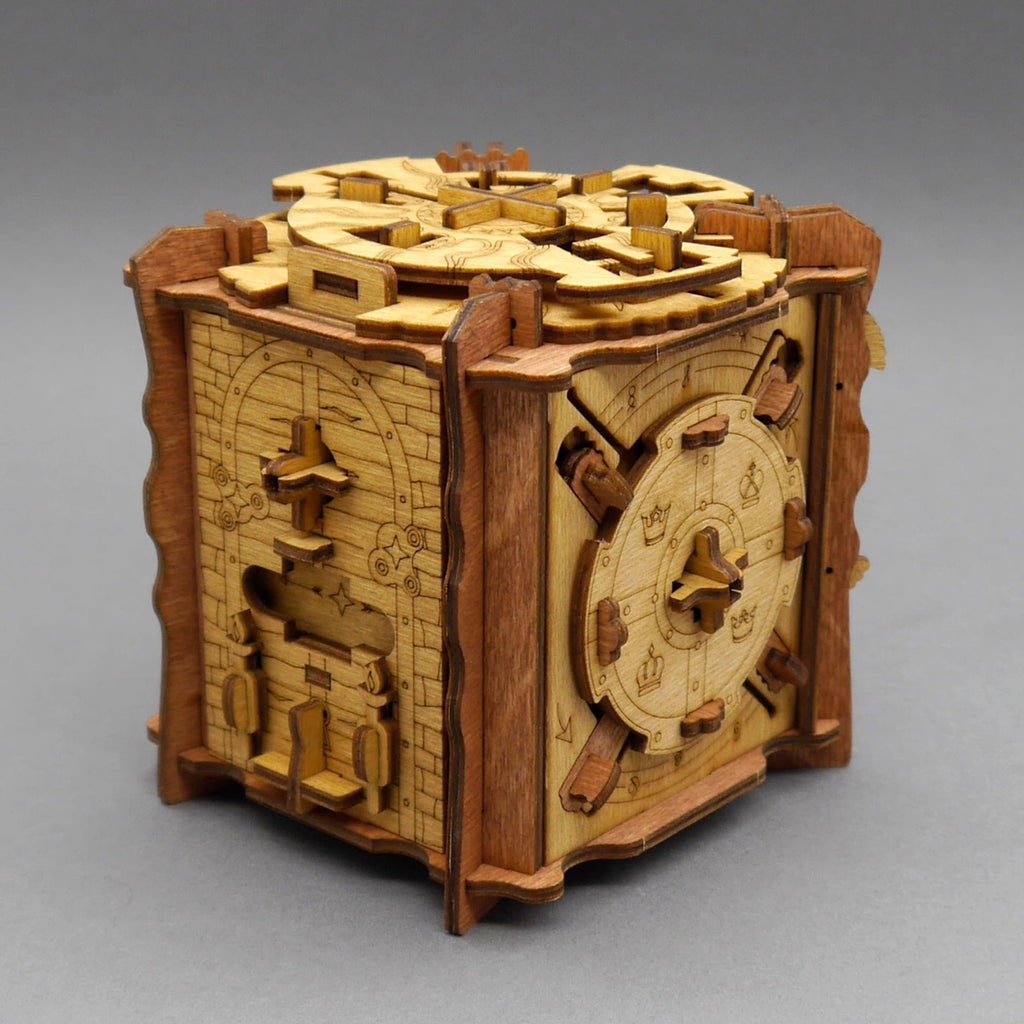 Knobelspiel aus Holz mit drehbaren Elementen, Gravuren und mittelalterlichem Design aus schräger Perspektive.