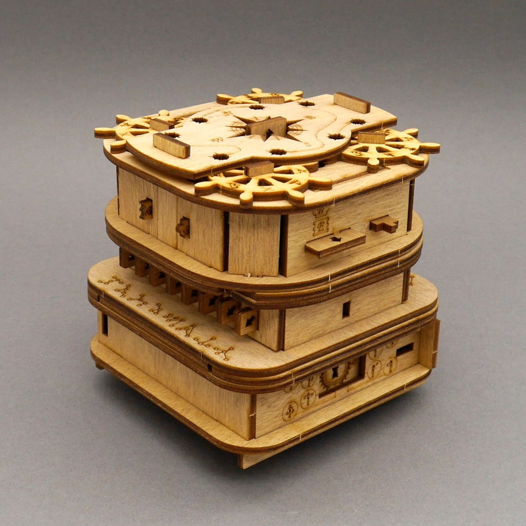 Kreative Geschenkverpackung aus Holz mit Kompass, Zahnrädern und Schiebeelementen für eine besondere Überraschung.