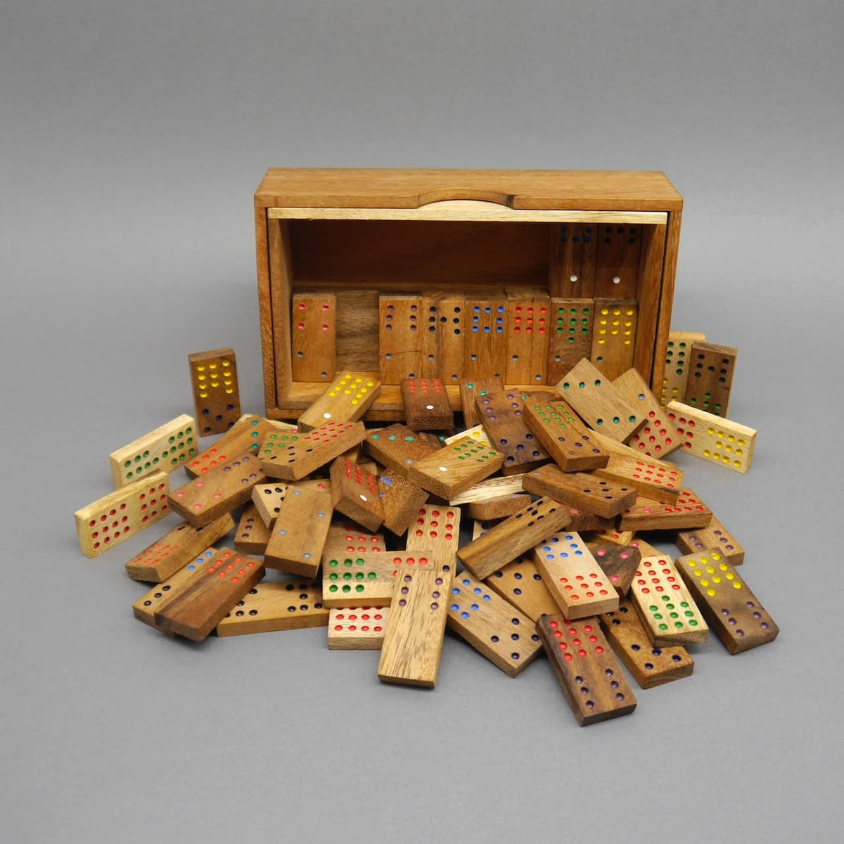 Offene Holzbox mit bunten Domino-Doppelsechs-Spielsteinen, ideal als Familienspiel für Groß und Klein.