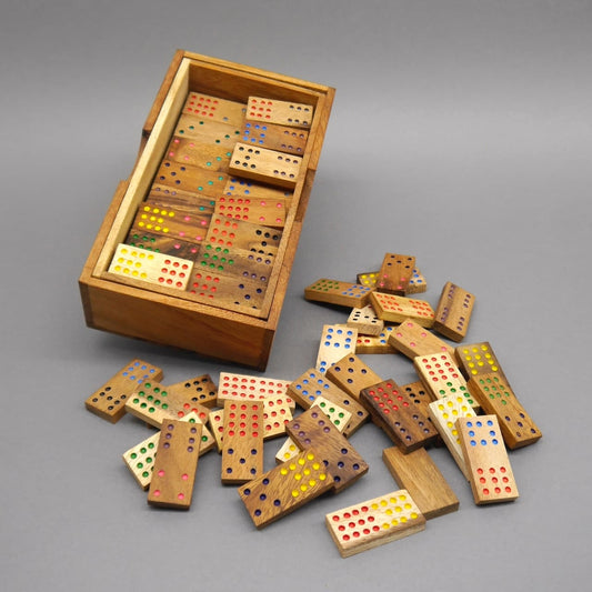 Teilweise geöffnete Holzbox mit farbigen Dominosteinen, ein klassisches Gesellschaftsspiel aus Holz.