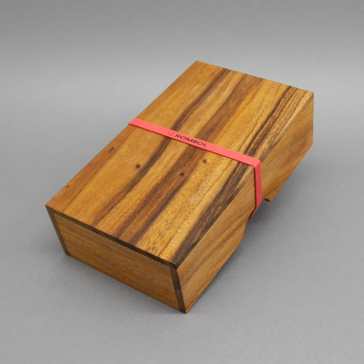 Verschlossene Holzbox mit Gummiband, ein hochwertiges Holzdomino-Spiel mit Liebe zum Detail verarbeitet.