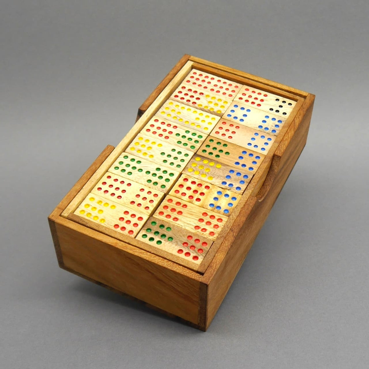 Übersichtliches Holzbox-Set mit bunten Dominosteinen, geeignet als durchdachtes Strategiespiel für mehrere Spieler.