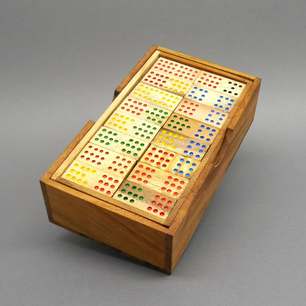 Übersichtliches Holzbox-Set mit bunten Dominosteinen, geeignet als durchdachtes Strategiespiel für mehrere Spieler.
