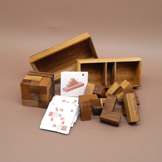 Inhalte des Holzspiels für 2 Personen: Holzbausteine, Spielkarten und offene Holzbox – ein spannendes Geduldsspiel.