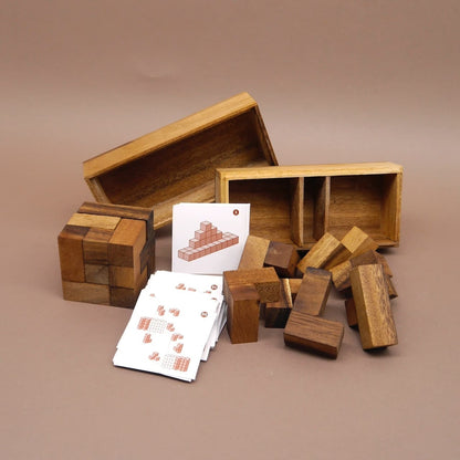 Inhalte des Holzspiels für 2 Personen: Holzbausteine, Spielkarten und offene Holzbox – ein spannendes Geduldsspiel.