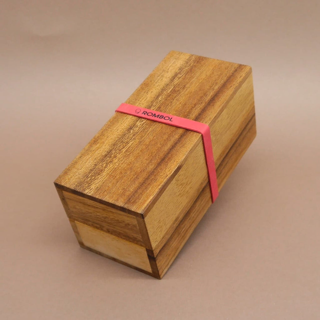 Geschlossene Holzbox mit dem Denkspiel „Doppelter Soma Würfel“, ideal als Knobelspiel und Puzzle.