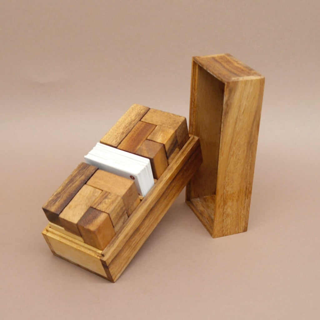 Offene Holzbox mit Bausteinen und Karten des „Wooden Game“ – ein ideales Brain Game und Geduldsspiel.