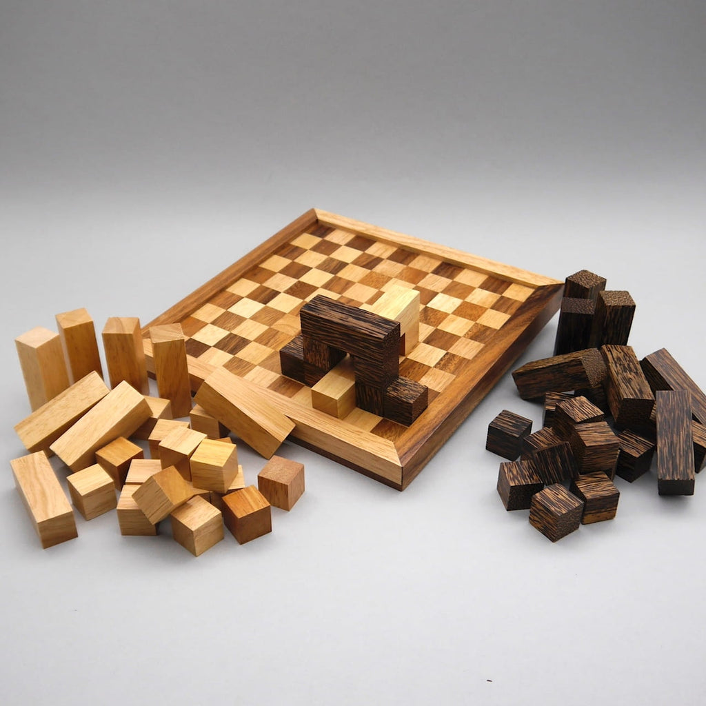 Druid Strategiespiel mit Holzbrett und vielen hellen und dunklen Spielsteinen, teilweise aufgebautes Denkspiel