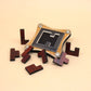 Das Eingeengt-Puzzle mit herausgenommenen Holzteilen, die um das Spielfeld verteilt liegen.