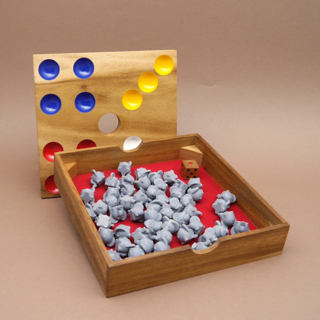Offenes Familienspiel aus Holz mit roter Spielfläche, vielen kleinen grauen Elefantenfiguren und einem Würfel.