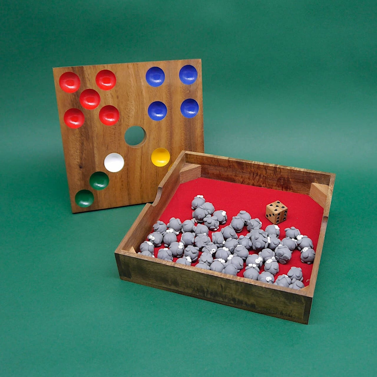 Geöffnetes Spiel mit Holzbox, Würfel und vielen kleinen Elefantenfiguren – ein spannendes Dice Game für Kinder und Erwachsene.