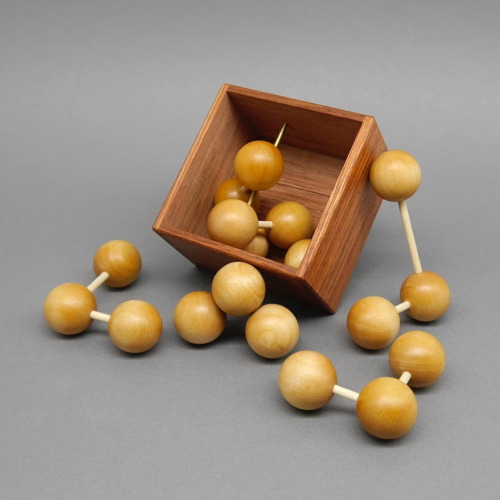 Ein anspruchsvolles Knobelspiel aus Holz mit verschachtelten Bauteilen, das logisches Denken und räumliches Vorstellungsvermögen fördert
