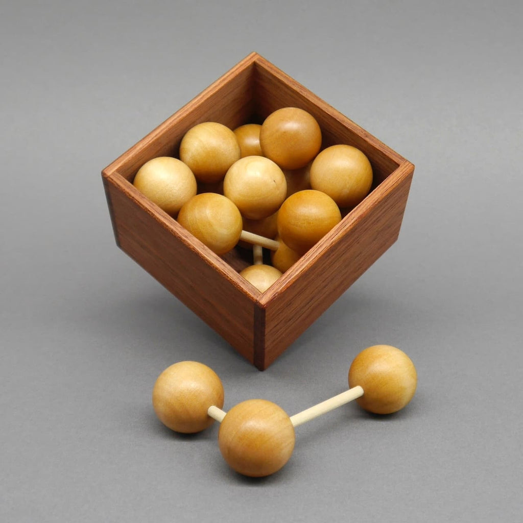 Ein hölzernes Packpuzzle mit mehreren passgenau zugeschnittenen Teilen, die beim Zusammensetzen eine kompakte Form ergeben.