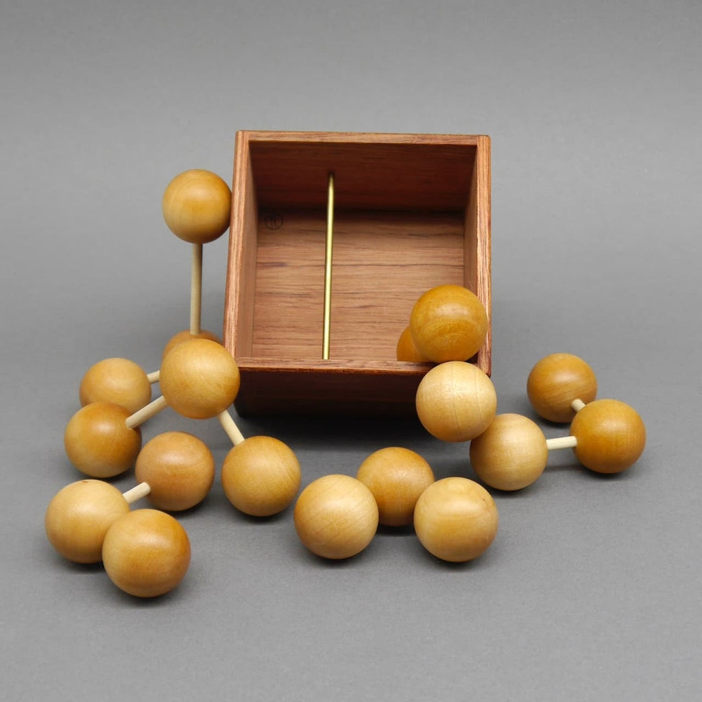 Eine edle Holzbox mit einem integrierten Denkspiel, das als stilvolles Sammlerstück dient und beim Zusammensetzen die kognitive Leistungsfähigkeit trainiert