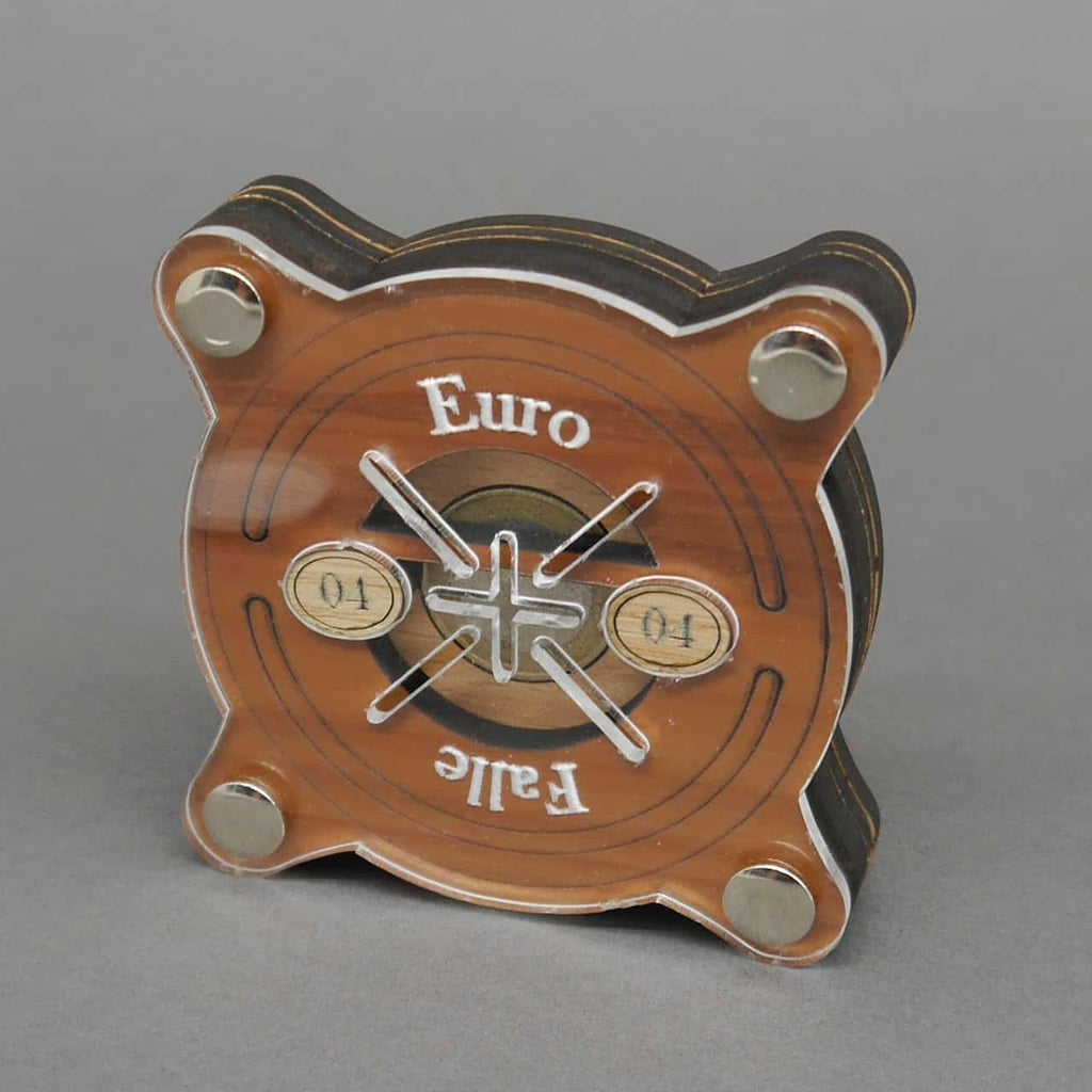 Holz-Puzzlebox mit mehreren beweglichen Elementen, die geöffnet werden müssen; ein anspruchsvolles Knobelspiel zur Geduld und Logik.
