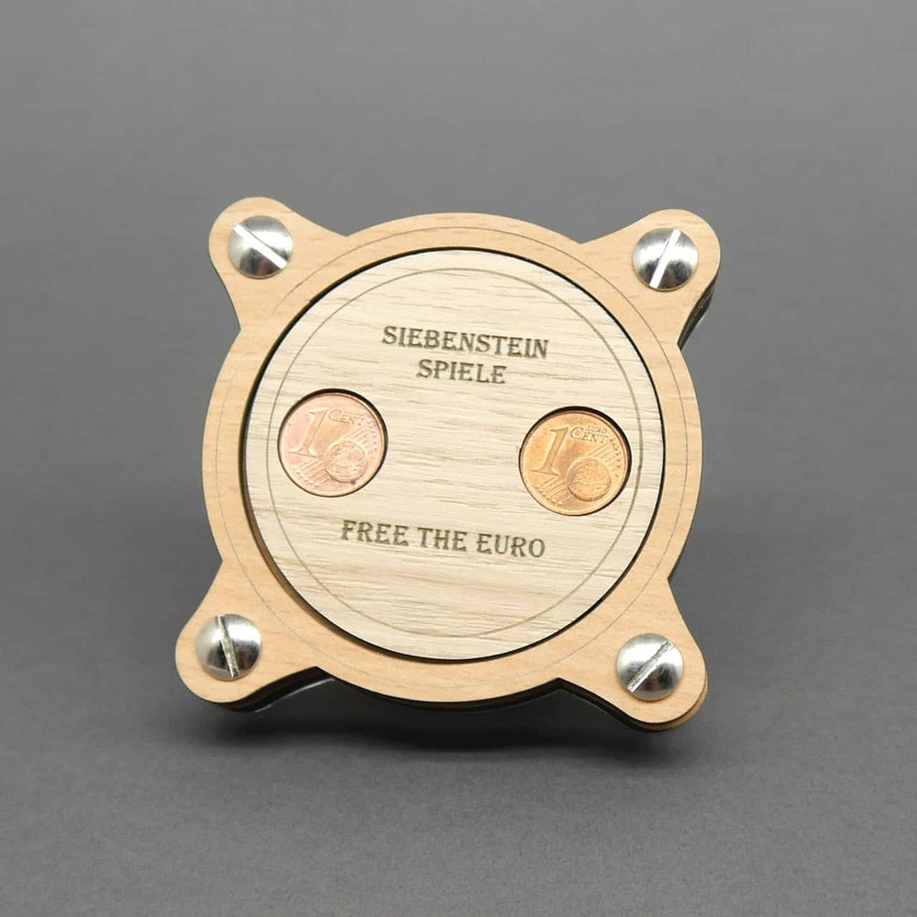 Geschenkähnliche Holzkiste mit dekorativen Details, die als Geduldsspiel konzipiert ist und einen versteckten Mechanismus zum Öffnen besitzt.