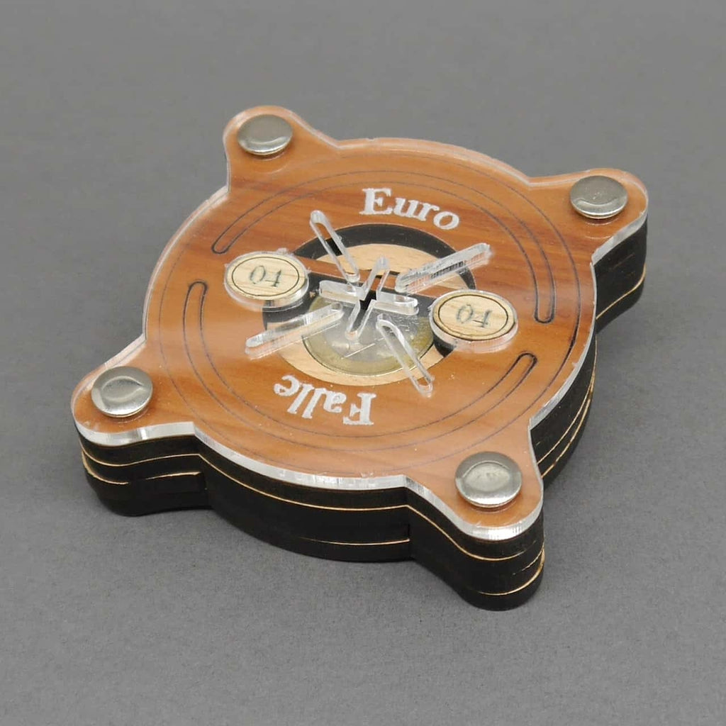 Holz-Knobelbox mit ineinandergreifenden Elementen in 3D-Optik; mehrere Holzteile müssen zum Öffnen oder Zusammenbauen korrekt bewegt werden.
