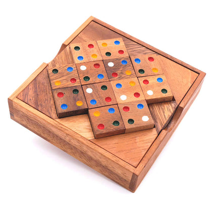 Farbpuzzle aus Holz mit 12 Holzteilen mit Farbpunkten und einer Holzbox mit Deckel.