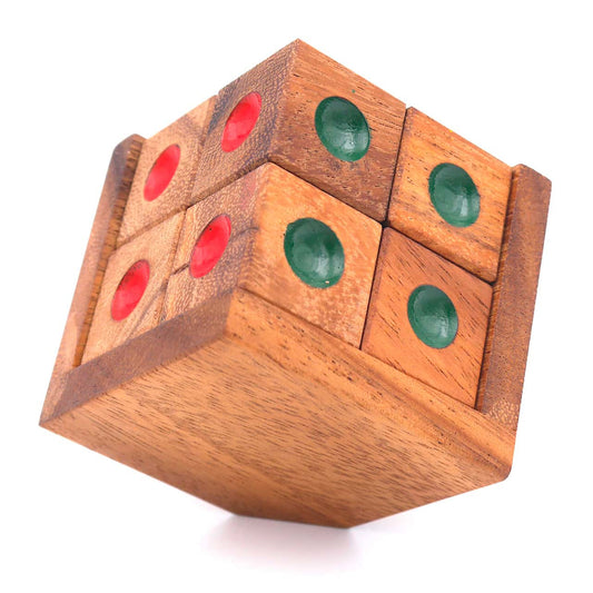 3D-Puzzle aus Holz mit einem Rahmen und 8 Holzwürfeln mit verschiedenfarbigen Punkten.