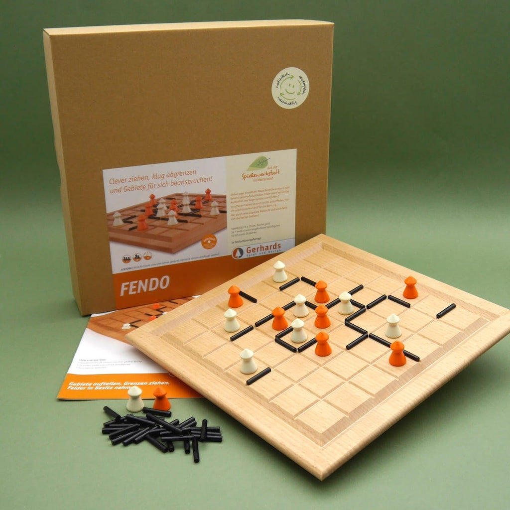 Brettspiel aus Holz mit orange-weißen Figuren und schwarzen Leisten, daneben Schachtel und Anleitung.