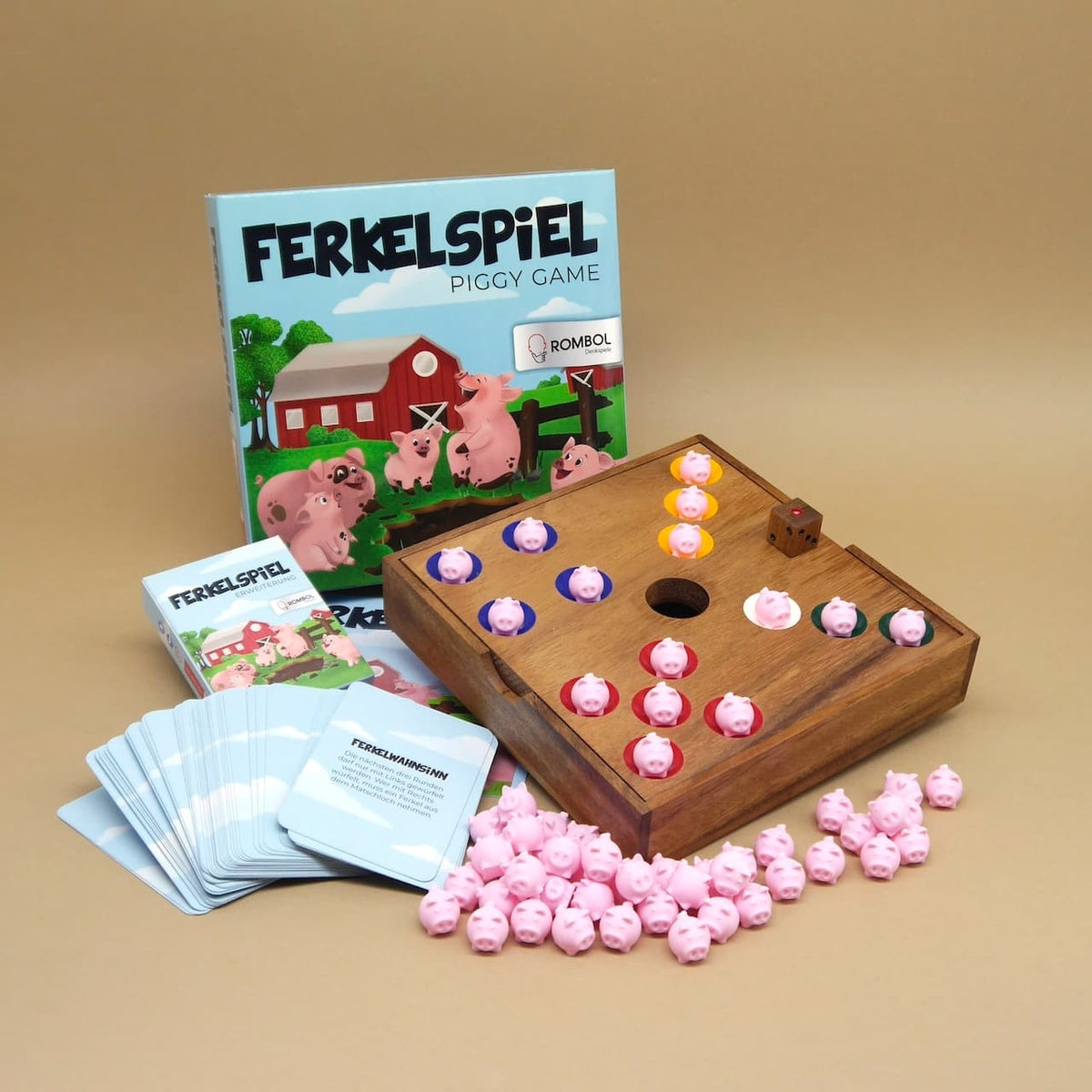 Komplettansicht des Ferkelspiels mit Spielbrett, Karten, Würfel und vielen Schweinchenfiguren, dargestellt als Kinderspiel, Würfelspiel und Glücksspiel.