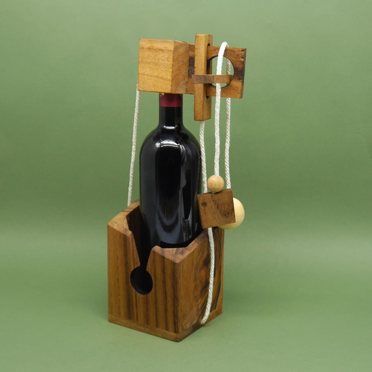 Holz-Flaschentresor mit Seilmechanik um eine Weinflasche; dekoratives Geduldsspiel und außergewöhnliche Geschenkidee.