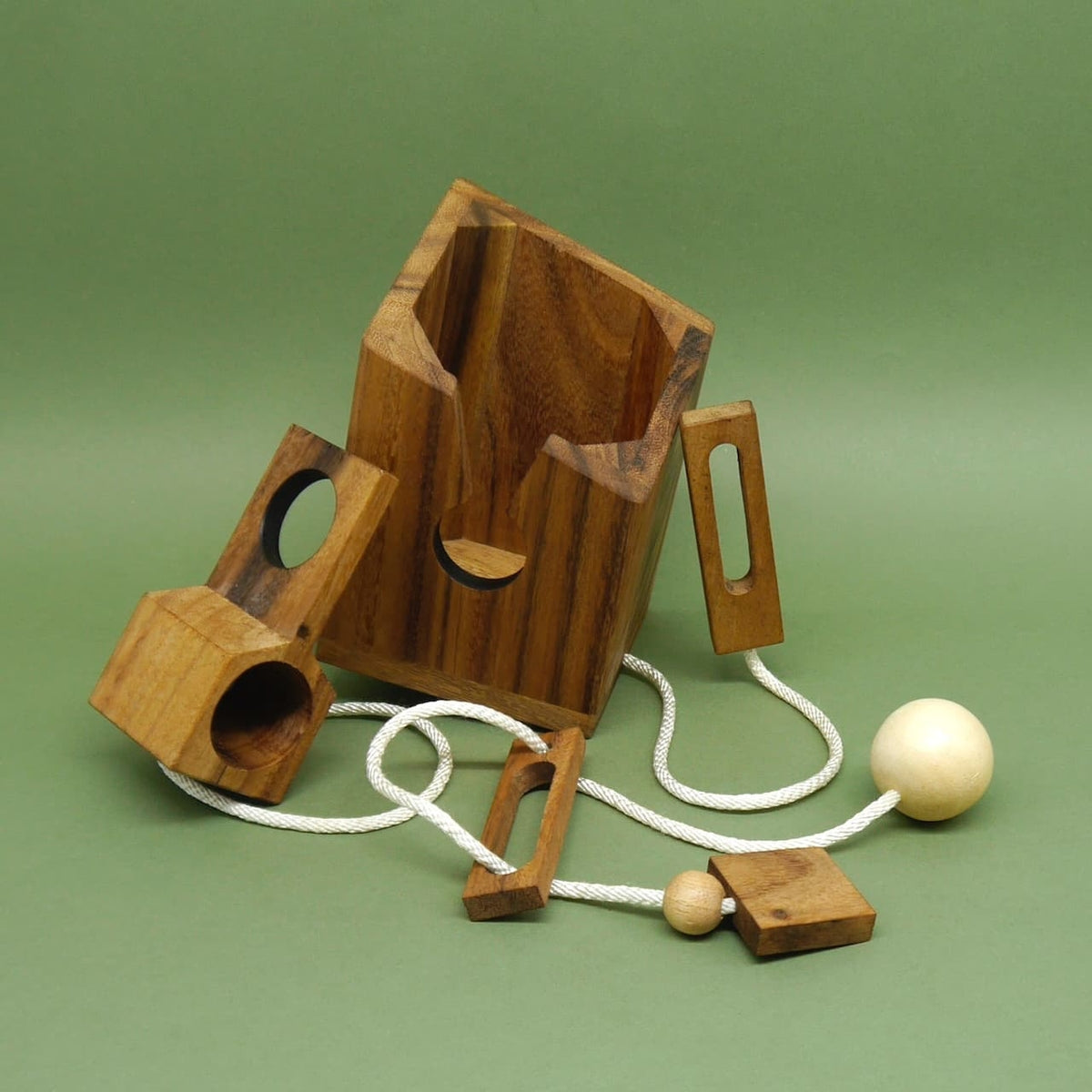 Leere Holzbox des Flaschensafe als Präsentverpackung: zerlegte Holzteile und Seile mit Holzkugeln, ideal für eine Weinflasche – passend als Hochzeitsgeschenk.