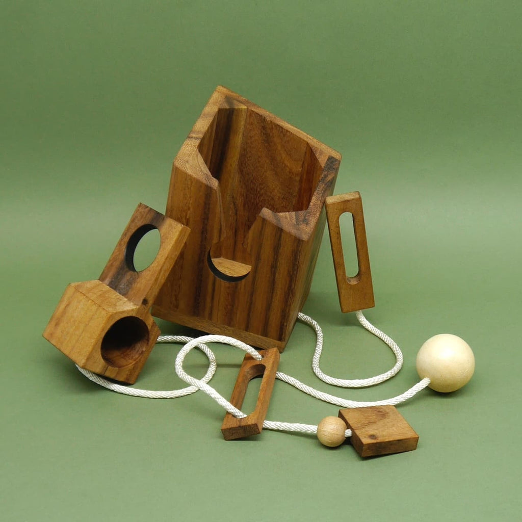 Leere Holzbox des Flaschensafe als Präsentverpackung: zerlegte Holzteile und Seile mit Holzkugeln, ideal für eine Weinflasche – passend als Hochzeitsgeschenk.