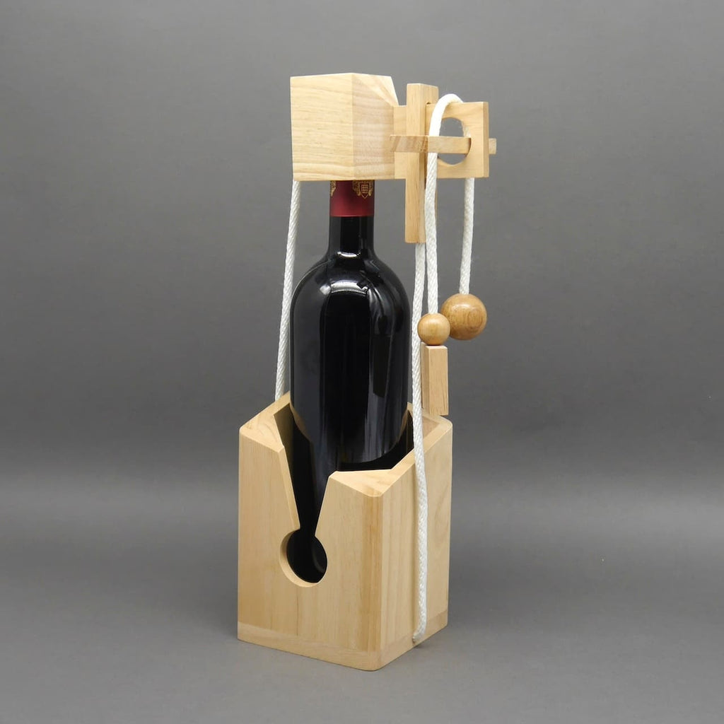Flaschentresor aus Holz mit Seil- und Kugelmechanik hält eine Rotweinflasche sicher im Halter.