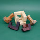 Zerlegtes 3D-Puzzle aus verschiedenen Holzarten liegt auf grünem Hintergrund – kreatives Logikspiel.