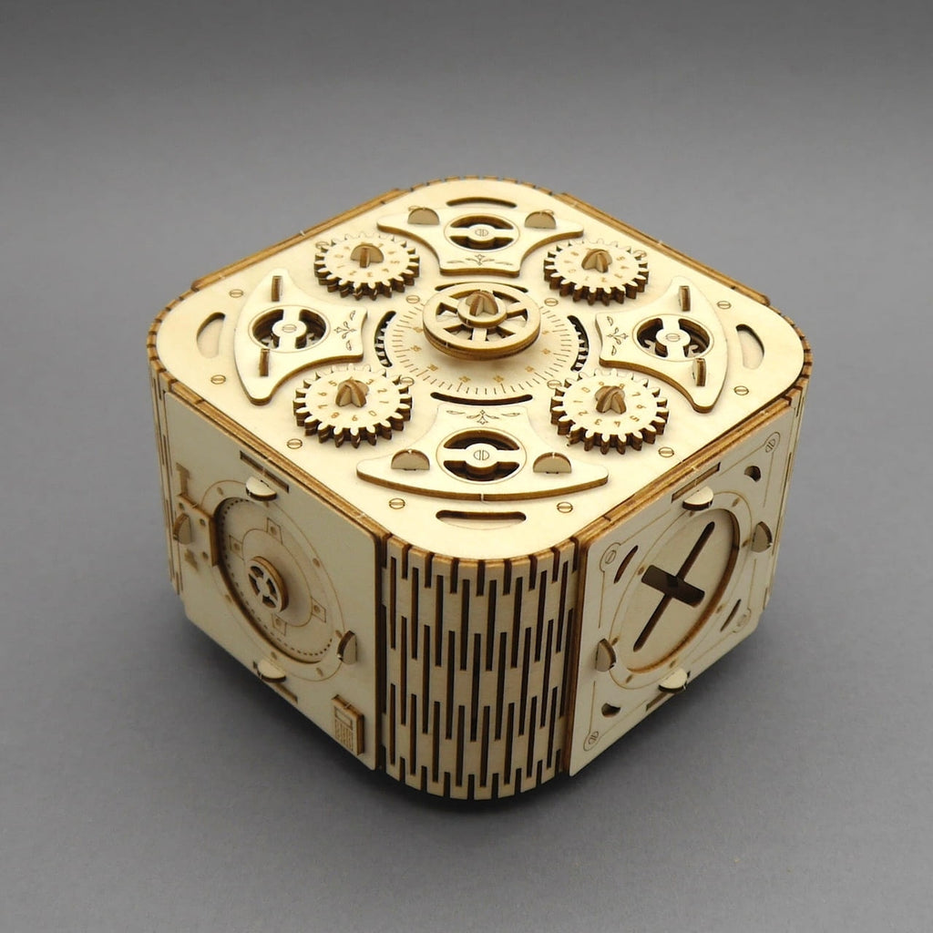 DIY Bausatz Geared Safe: Verpackung der mechanischen Puzzle-Box mit 10.000 möglichen Kombinationen.