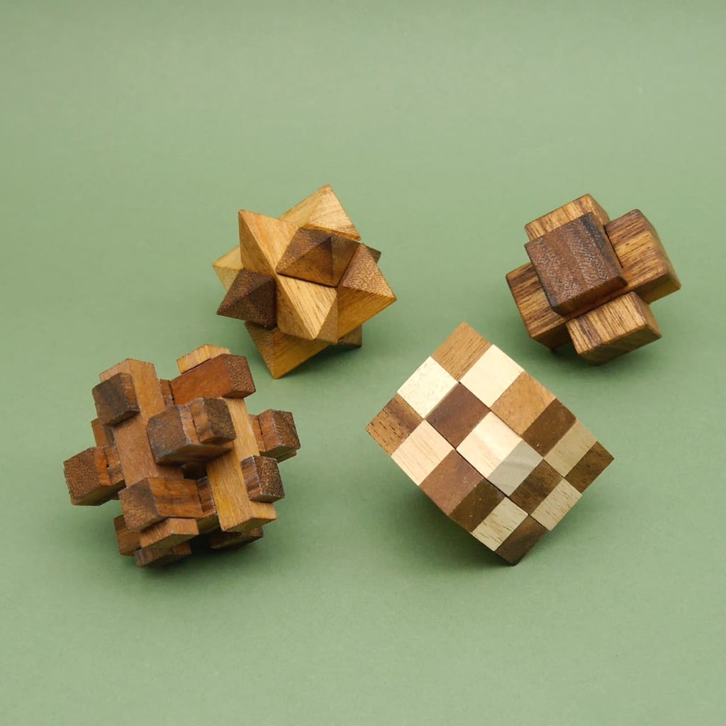 Quadratische Geschenkbox mit weißem Deckel und rotem Unterteil – eine kreative Geschenkidee für Liebhaber von Knobelspielen.