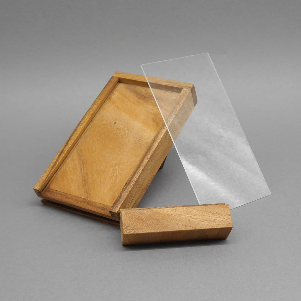 Offene Geldgeschenkbox aus Holz mit entnommener Glasscheibe, ideal für kreative Verpackung von Geldgeschenken.