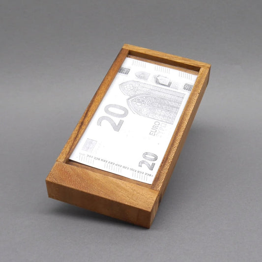 Geldgeschenkbox aus Holz mit 20-Euro-Schein unter Glas, als originelle Geschenkverpackung oder Gutscheinverpackung.