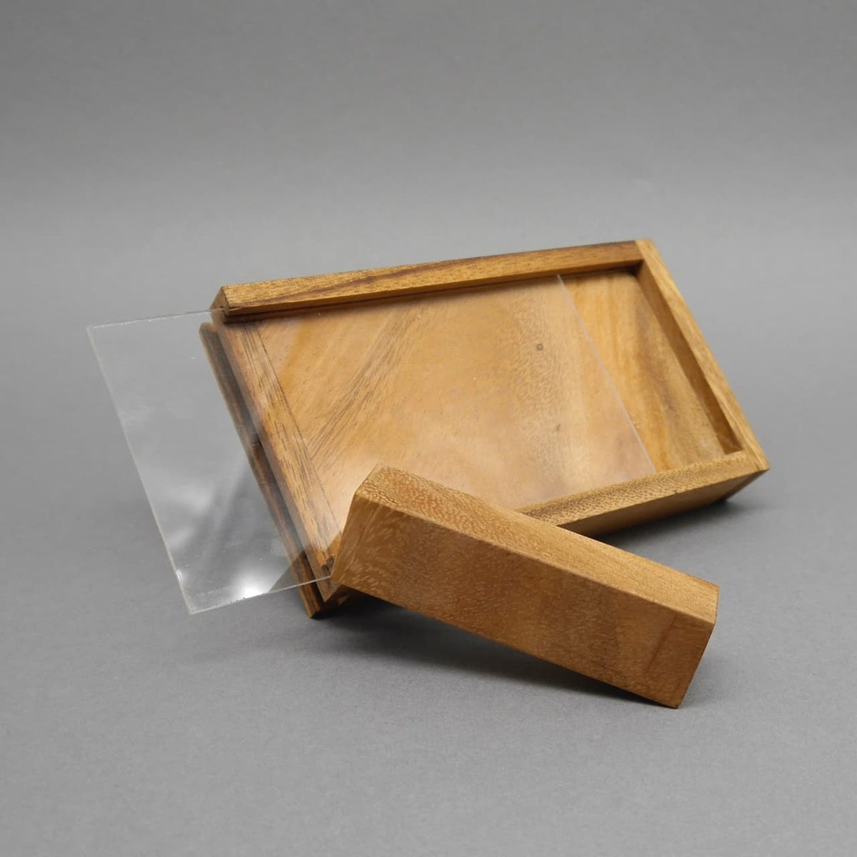 Geöffnete Geldgeschenkbox aus Holz mit Glasscheibe, gestaltet als Holzpuzzle beziehungsweise Wooden Puzzle.