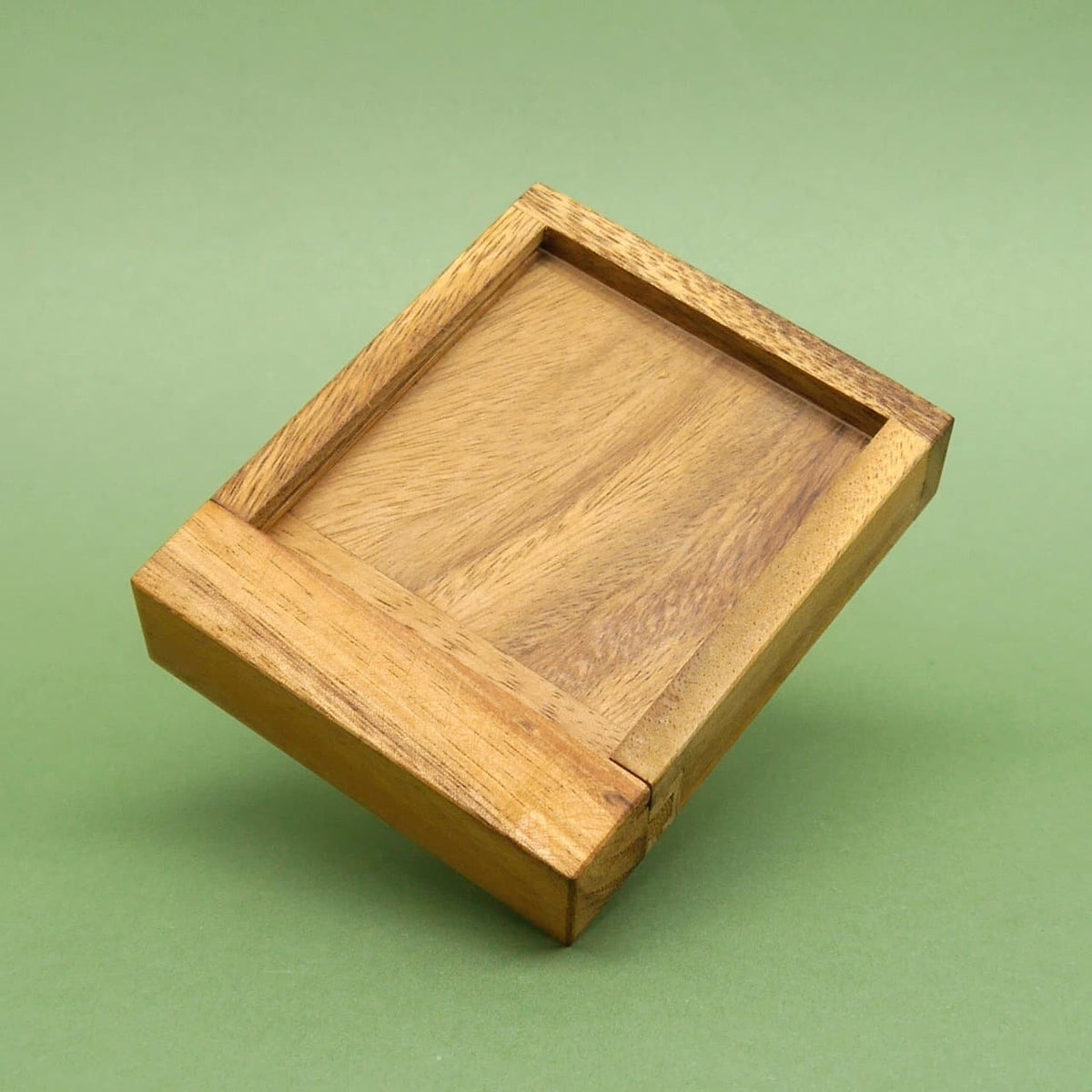 Geschlossene, quadratische Holzschatulle – schlichtes Denkspiel als originelle Geschenkverpackung.