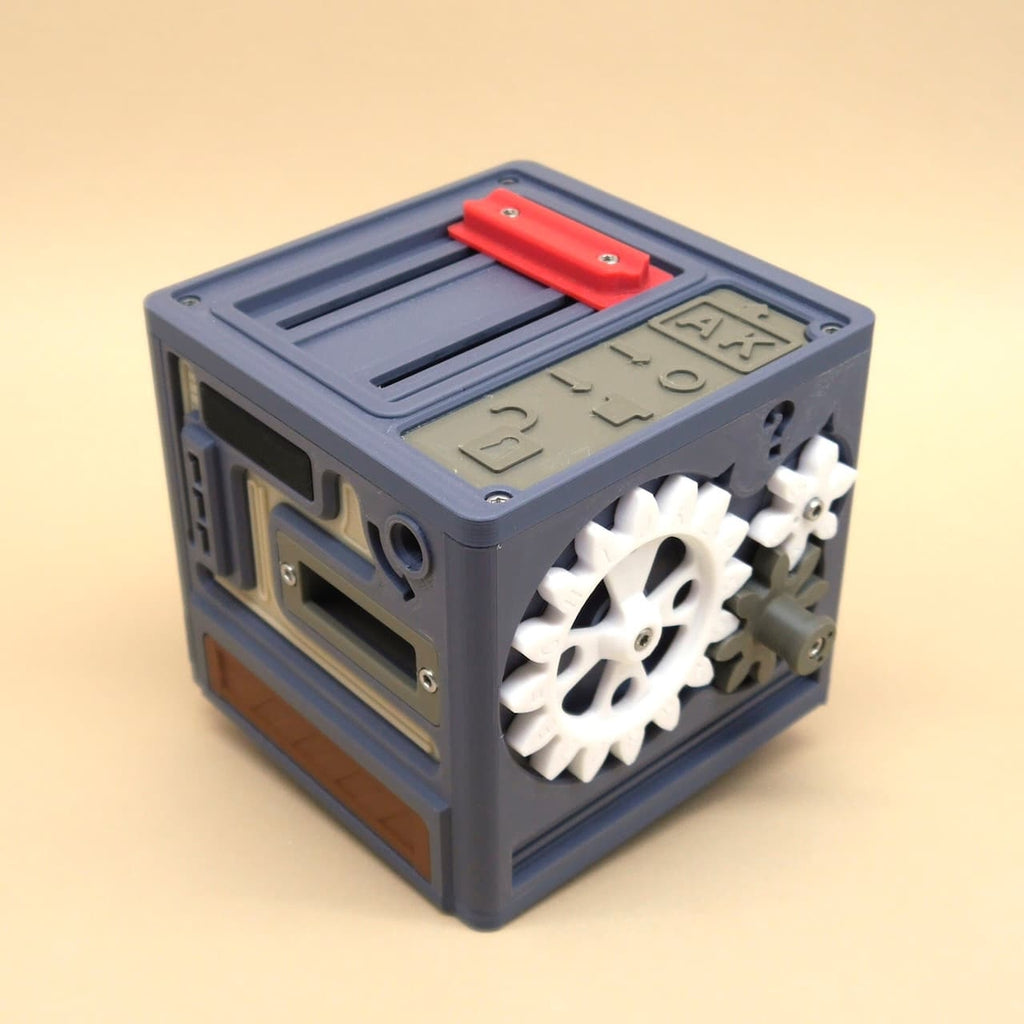 3D-Puzzle-Würfel mit verschiedenen Steckplätzen und Zahnrädern. Die Oberseite zeigt ein rotes Element, das möglicherweise ein Entriegelungsmechanismus ist.