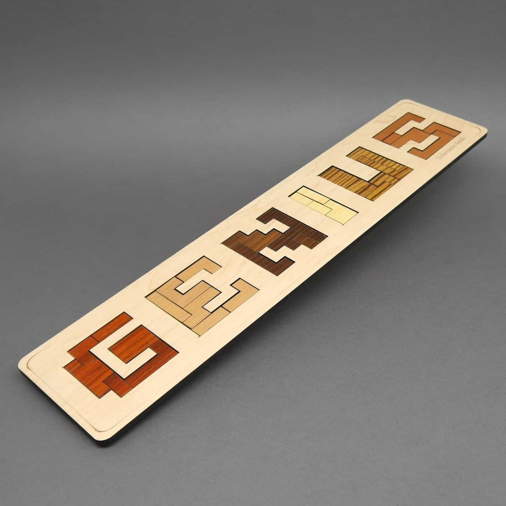 Flaches Legepuzzle aus mehreren geometrischen Holzplatten, die zu einem kompletten Muster zusammengelegt werden können.