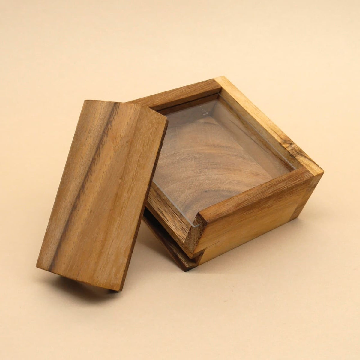 Geöffnete Holzbox mit abgenommener Holzschiebeplatte und transparentem Deckel, auf hellem Hintergrund fotografiert.